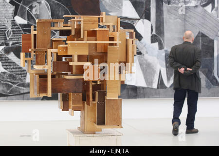 Hambourg, Allemagne. 30Th Mar, 2015. Un visiteur passe devant la sculpture 'C'EST SOOOO ALS DE BASE POPO' par la gélatine à l'exposition 'Picasso dans l'Art Contemporain" à la salle d'exposition Deichtorhallen de Hambourg, Allemagne, 30 mars 2015. L'exposition avec 200 œuvres d'artistes contemporains se déroulera du 01 avril au 12 juillet 2015. Photo : Malte chrétiens/dpa/Alamy Live News Banque D'Images