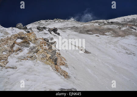 Les pentes enneigées du volcan Damavand, plus haut sommet de l'Iran Banque D'Images