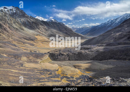 Rocky Valley panoramique dans les montagnes du Pamir au Tadjikistan Banque D'Images