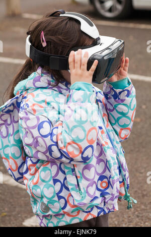 Fille regardant un film sur Samsung Gear VR casque de réalité virtuelle - Royaume-Uni Banque D'Images