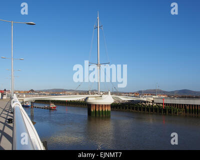 Le Dragon's Bridge (Pont y Ddraig) à Kimnel Bay, Rhyl, au Pays de Galles. Il traverse l'estuaire Clwyd, reliant Clwyd et Denbighshire. Banque D'Images