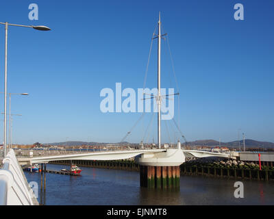 Le Dragon's Bridge (Pont y Ddraig) à Kimnel Bay, Rhyl, au Pays de Galles. Il traverse l'estuaire Clwyd, reliant Clwyd et Denbighshire. Banque D'Images