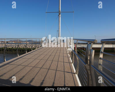 Le Dragon's Bridge (Pont y Ddraig) à Kimnel Bay, Rhyl, au Pays de Galles. Il traverse l'estuaire Clwyd, reliant Clwyd et Denbighshire. Banque D'Images