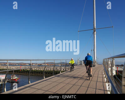 Le Dragon's Bridge (Pont y Ddraig) à Kimnel Bay, Rhyl, au Pays de Galles. Il traverse l'estuaire Clwyd, reliant Clwyd et Denbighshire. Banque D'Images