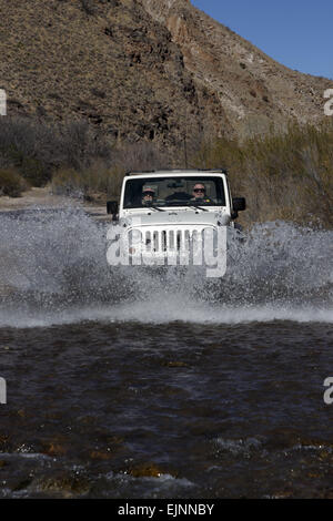 La création de la conduite de pulvérisation en jeep dans l'eau à travers l'Île-Rousse Box Canyon Nouveau Mexique USA vue avant Banque D'Images