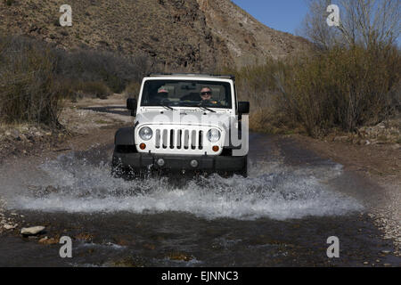 La création d'Jeep rouler dans l'eau de pulvérisation à Monticello Box Canyon Nouveau Mexique USA vue avant Banque D'Images