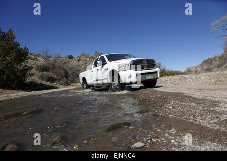 Dodge Ram 3500 rouler dans l'eau à Monticello Box Canyon Nouveau Mexique USA vue avant Banque D'Images