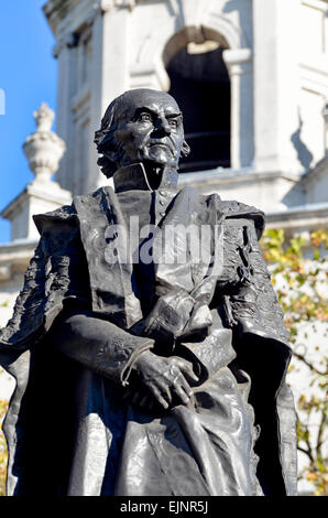 Londres, Angleterre, Royaume-Uni. Statue de William Gladstone, premier ministre (1809-98) par Sir William Hamo 1970 Ford Econoline Banque D'Images