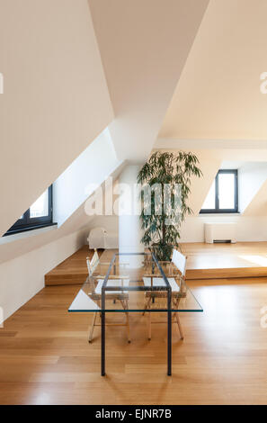 L'intérieur, vaste loft, parquet, vue table à manger Banque D'Images