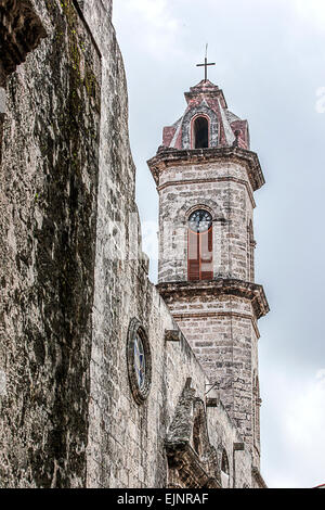 Une des tours de la cathédrale St Christophe dans la vieille Havane à Cuba Banque D'Images