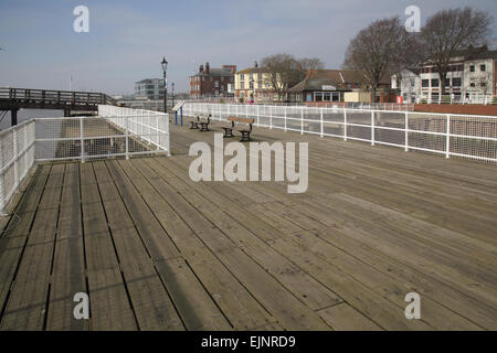 Pier dans le vieux quai sur les rives de la rivière Humber dans yorkshire hull Banque D'Images