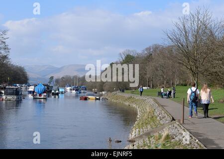 Rivière Leven à Balloch alors qu'il entre dans le Loch Lomond, Ecosse, Royaume-Uni Banque D'Images