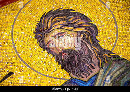 Agios Nikolaos, Crète, Grèce. Église de Hagia Trias (sainte trinité) Mosaïque sur façade (détail) Banque D'Images