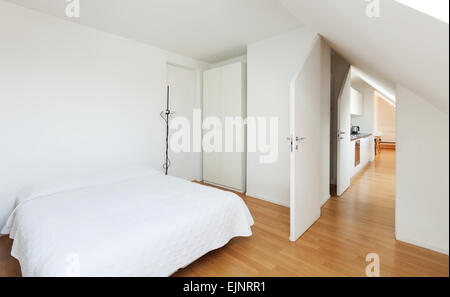 L'intérieur, nouveau loft, parquet, vue de la chambre Banque D'Images