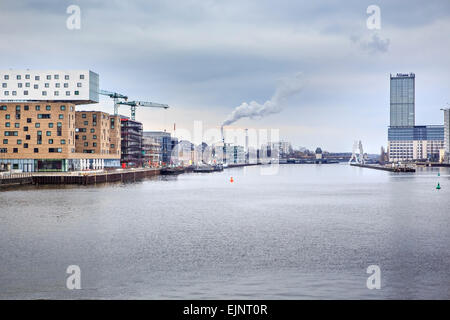 Vue sur la rivière Spree de Oberbaumbruecke à Berlin , Allemagne, Europe Banque D'Images