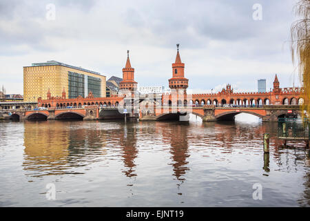 Vue sur la rivière Spree à Berlin Oberbaumbruecke dans , Allemagne, Europe Banque D'Images