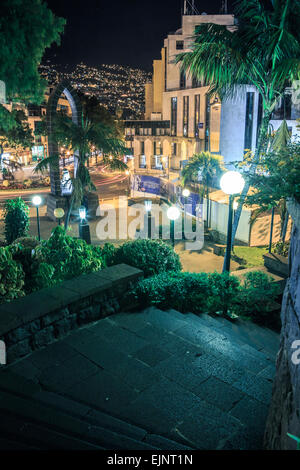 La ville de Funchal à Madère par nuit. L'île de Madère, Funchal, Portugal Banque D'Images