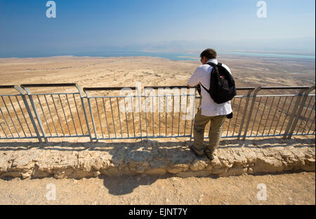 Massada, ISRAËL - 14 OCT 2014 : profitant de la vue de Masada Banque D'Images