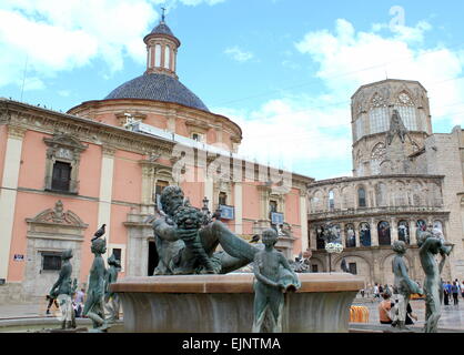 Fuente del Turia fontaine à la Plaça de la Mare de Déu (Plaça de la Seu) près de la cathédrale de Valence, Espagne Banque D'Images