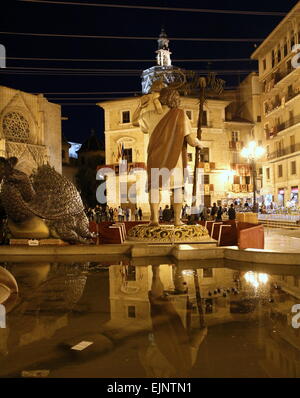 Statue religieuse et fontaine à la Plaça de la Mare de Déu (Plaça de la Seu) près de la cathédrale de Valence, Espagne Banque D'Images