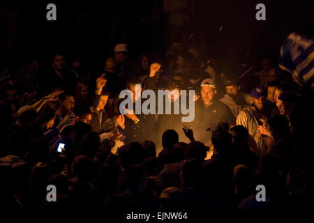 Lexington, Kentucky, USA. Mar 28, 2015. Université du Kentucky Wildcats fans recueillis le long de la State Street dance autour d'un petit feu tout en célébrant leur victoire de l'équipe de 68-66 sur l'Université de Notre Dame Fighting Irish de l'Élite 8 ronde de la NCAA men's basket-ball tournoi début Dimanche, 29 mars 2015 à Lexington, Kentucky, USA. Les autorités ont déclaré qu'fêtards 18 ont été arrêtés à l'échelle de la ville, la plupart d'ivresse publique ou de conduite désordonnée, sans incendies majeurs ou des blessures mortelles signalées. Credit : MediaWire Apex/Alamy Live News Banque D'Images