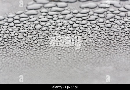 Gouttes d'eau sur une surface métallique Banque D'Images