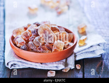 La cassonade dans un bol et sur une table Banque D'Images