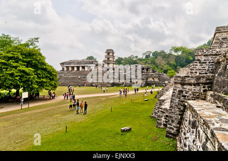 Palenque, Mexique - Avril 18, 2014 : les touristes visiter les ruines de Palenque au Chiapas, Mexique. Banque D'Images