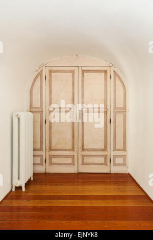 Porte d'intérieur de bâtiment ancien, vue avant Banque D'Images