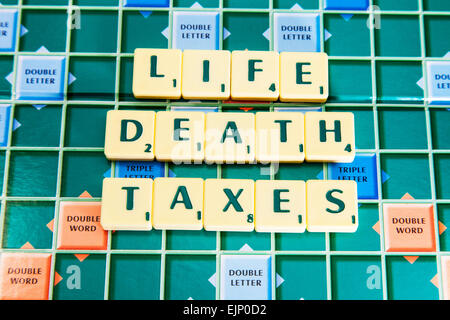 La mort vie impôts que 3 choses pour être sûr d'en mots en utilisant les tuiles de SCRABBLE pour illustrer l'orthographe spell out Banque D'Images