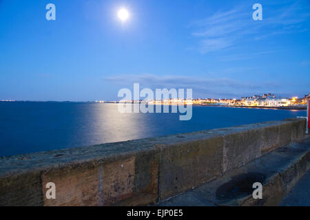 Lune sur South Beach, Bridlington peu avant le lever du soleil en tant que ville s'endort pendant que les pêcheurs travaillent Banque D'Images