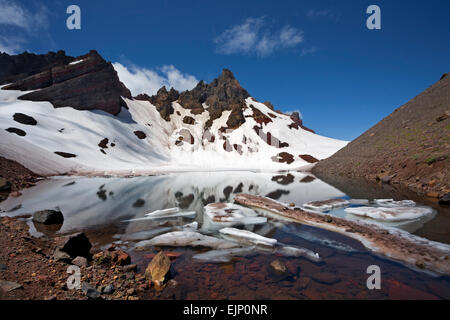 OREGON - petits icebergs dans le lac du cratère ci-dessous de sommet en sommet brisé trois Sœurs espace sauvage de la Forêt Nationale de Deschutes. Banque D'Images