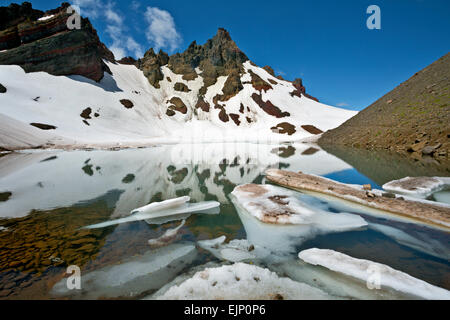 OREGON - petits icebergs dans le lac du cratère ci-dessous de sommet en sommet brisé trois Sœurs espace sauvage de la Forêt Nationale de Deschutes. Banque D'Images