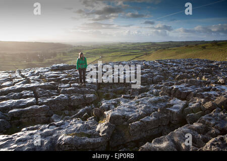 Malham Cove , North Yorkshire UK - lapiez sur haut de Malham Cove avec de très belles vues vers le bas Malhamdale Banque D'Images