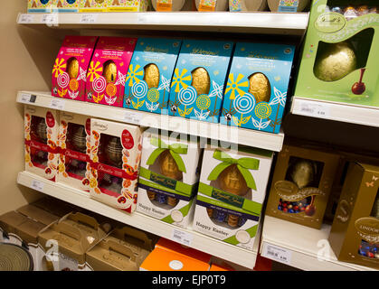 Les oeufs de Pâques sur la vente de chocolat 2015 Banque D'Images