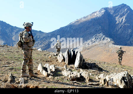 Soldats avec 1er Escadron, 13e de cavalerie, montent la garde lors d'une patrouille dans la province de Wardak, en Afghanistan, le 12 novembre. Déployés à partir de Fort Bliss, Texas, le soldat travaillent avec les forces de sécurité afghanes à établir la stabilité dans la région. Le sergent de l'armée américaine Victor R. Everhart Banque D'Images