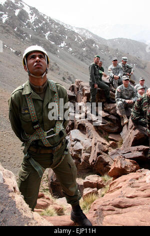 Un soldat marocain observe alors que l'Utah membres de la Garde nationale du 19e Groupe des Forces spéciales s'entraînent avec le 1er Bataillon de ski de la Gendarmerie royale marocaine des Forces armées en mars. A 10 000 pieds, l'altitude du lieu de la formation, l'objectif de l'exercice était sur la préparation aux catastrophes, la neige et la montagne mouvement-techniques de sauvetage. Le lieutenant-colonel Hank MCINTYRE, de la Garde nationale de l'Utah Banque D'Images