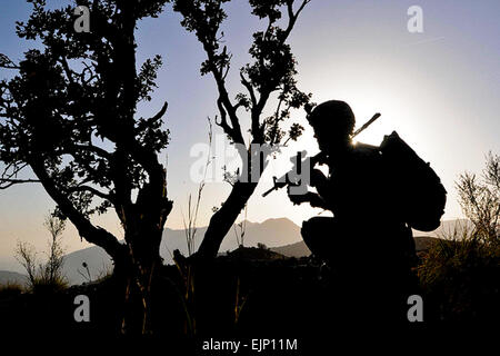 Un soldat de l'armée américaine une troupe, 1er Escadron, 33e Régiment de cavalerie, garde un œil sur les insurgés au cours d'une mission conjointe des voies de fait avec les forces de sécurité nationale afghanes dans les montagnes de la province de Khowst. le 8 oct. La réussite de l'opération a donné lieu à l'emplacement et la destruction de deux caches d'armes des insurgés contenant des tours canon sans recul, les lance-grenades, munitions pour armes et une mitrailleuse. Le sergent de l'armée américaine. Brent C. Powell, 3e Brigade, 101e Division aéroportée Banque D'Images