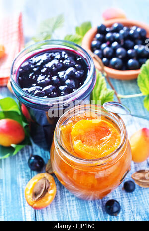 Confiture de patate douce dans du verre et de la Banque mondiale sur une table Banque D'Images