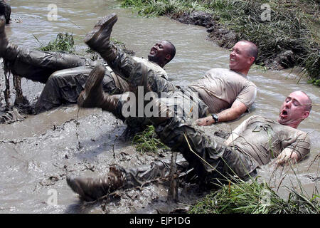 Les agents de l'armée de la 438th Chemical Company, troupe 81e Commandement, Indiana Army National Guard, faire quelques coups de flutter dans une flaque de boue après un exercice de récupération du véhicule le 19 juin au Camp Atterbury, Ind. La 81e TC est en train de mener leur formation annuelle 2010 au Camp Atterbury, où les soldats de perfectionner ses compétences dans différents domaines, mais gagner un peu de temps pour s'amuser un peu et une fois la formation teambuilding est terminée. Banque D'Images