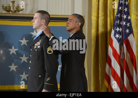 Le président Barack Obama, droite, prix ex-armée américaine le s.. Ryan M. Pitts la médaille d'honneur lors d'une cérémonie à l'Est Prix de la Maison Blanche à Washington, D.C., le 21 juillet 2014. Ministère de la Défense News photo par EJ Hersom /medalofhonor/pitts/profile/index.html /medalofhonor/pitts/profile/index.html Banque D'Images