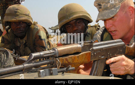 Sous un soleil de midi torride à l'Binyah Kesselly barracks' AK-47, le Sgt. 1re classe Eddie King, un mentor de l'Afrique de l'armée américaine examine les fondements de l'adresse au tir avec les soldats des Forces armées du Libéria. Pour ajouter de la Garde nationale Programme de partenariat international de Liberia /-news/2009/08/14/26020-national guard-à-add-Libéria à état-partenariat-programme/index.html Banque D'Images