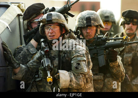 Les soldats de l'armée américaine de Charlie et Delta Entreprise, 1er Bataillon, 175e Régiment d'infanterie, Maryland Army National Guard combiner leurs efforts le 24 juillet 2007, lors d'un bouclage et de recherche conjoints d'aménagement urbain dans le cadre de la préparation de l'armée et la formation Programme d'évaluation de la maquette de la ville de Balad à Fort Dix, NEW JERSEY. Les soldats se préparent pour un déploiement prévu à l'Iraq. Le s.. Russell Lee Klika Banque D'Images