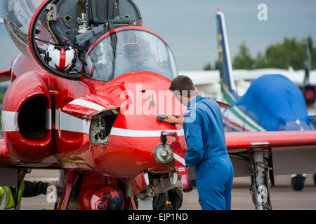 Des flèches rouges avions Hawk d'être nettoyée et préparée à RIAT 2014 par un membre du Blues Banque D'Images