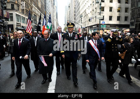 Chef de l'armée américaine, le général Raymond Odierno T. accompagne l'honorable Michael Bloomberg, maire de New York, et d'autres représentants de la ville au cours de la Parade de la Fête des anciens combattants à New York City, New York le 11 novembre 2011. Le s.. Teddy Wade Banque D'Images