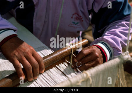 Laos, province de Luang Nam Tha, village de Lakham, minorité ethnique Akha, femme qui tisse avec un métier à tisser Banque D'Images