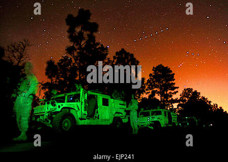 Comme vu par un dispositif de vision de nuit, les soldats de l'armée américaine de se préparer à une mission de formation dans le cadre de l'exercice guerrier émeraude près de Fort Walton Beach, Floride, le 15 mars 2010. Du personnel du commandement des opérations spéciales américaines mènent les 19 jours d'entraînement, qui fournit des troupes à l'occasion de participer à l'entraînement à la guerre urbaine réaliste à scénarios multiples sites le long de la côte du golfe de la Floride. Le s.. Lancaster d'argile Banque D'Images