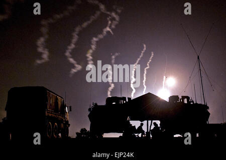 Une observation de l'équipe de combat laser les appels à l'allumage obus de mortier à proximité au cours de l'entraînement à Fort Bragg, Caroline du Nord, le 27 juillet 2011. Les soldats sont affectés à la 82e Division aéroportée, 1ère Brigade Combat Team. Les observateurs avancés travaillent entre deux véhicules de sécurité armés. Le Sgt. Michael J. MacLeod Banque D'Images