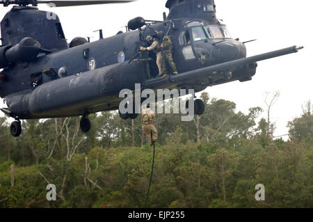 Un aviateur de l'US Air Force cordes rapide d'un MH-47 Chinook à partir d'un hélicoptère Chinook MH-47 affecté à l'armée américaine 160e Régiment d'opérations spéciales d'aviation sur Fort Fisher à Kure Beach, N.C., le 19 septembre 2007. Aviateurs et soldats de Hurlburt Field, en Floride, et Fort Campbell, Kentucky, a participé à la formation d'une durée de deux semaines. Airman Matthew R. Loken Banque D'Images