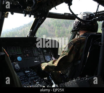 Caroline du Nord une garde nationale armée UH-60 Black Hawk équipage commence un exercice de recherche et sauvetage dans la région de Morganton, NC, le 28 mars 2007. Les 4 jours à plusieurs organismes de recherche et sauvetage est impliquant plus d'une douzaine d'organismes, y compris la garde nationale de Caroline du Nord, les services d'incendie, les services médicaux d'urgence, et de dirigeants de l'Etat. Tech. Le Sgt. Brian E. Christiansen Banque D'Images